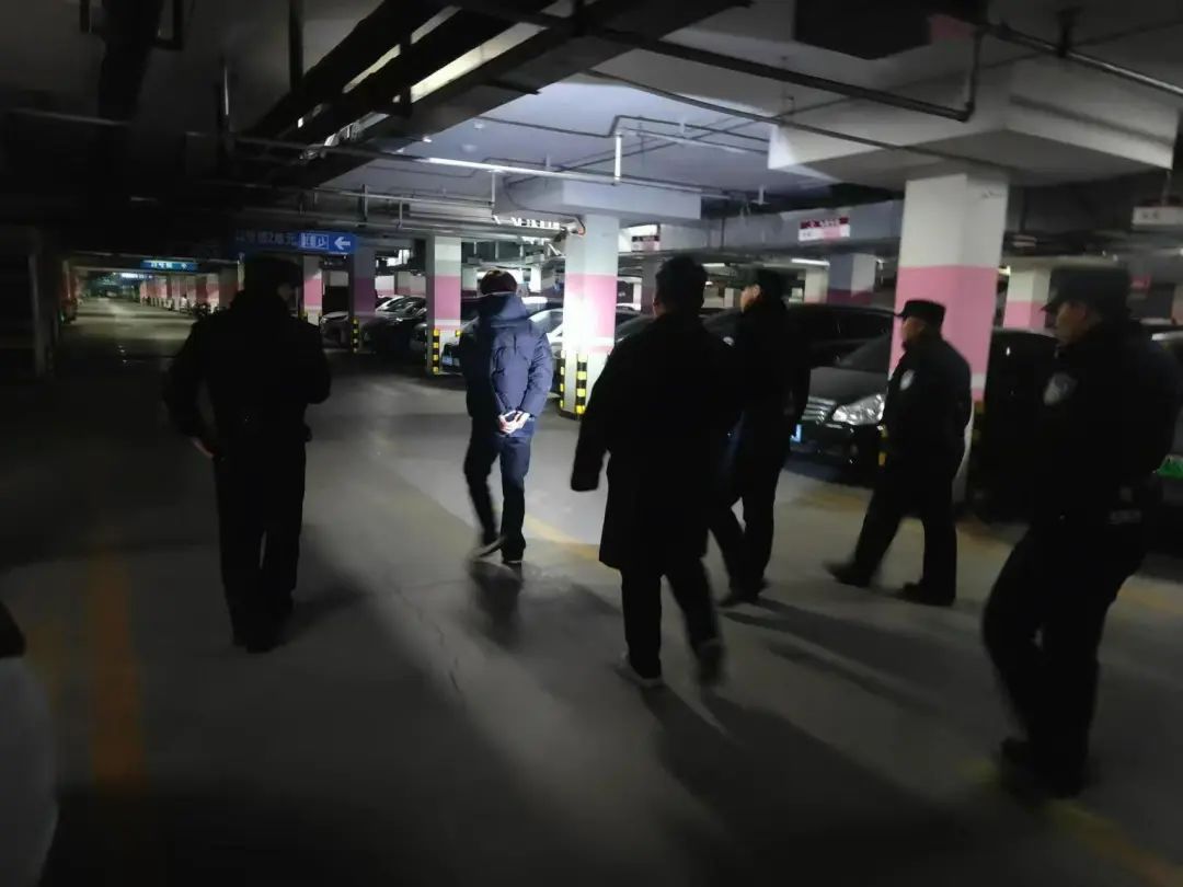 該出手時就出手，魯商服務(wù)深夜擒獲兩名“拉車門”竊賊